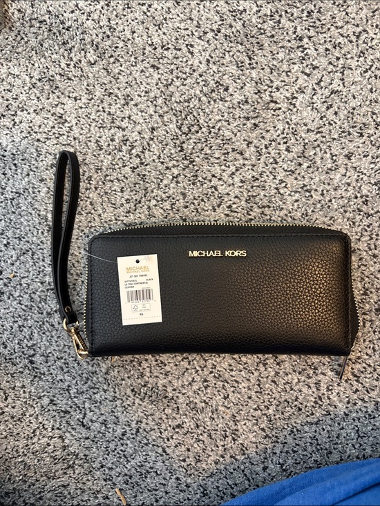 Michael Kors Handbags - NWT. Michael Kors Hand Wristlets Bag